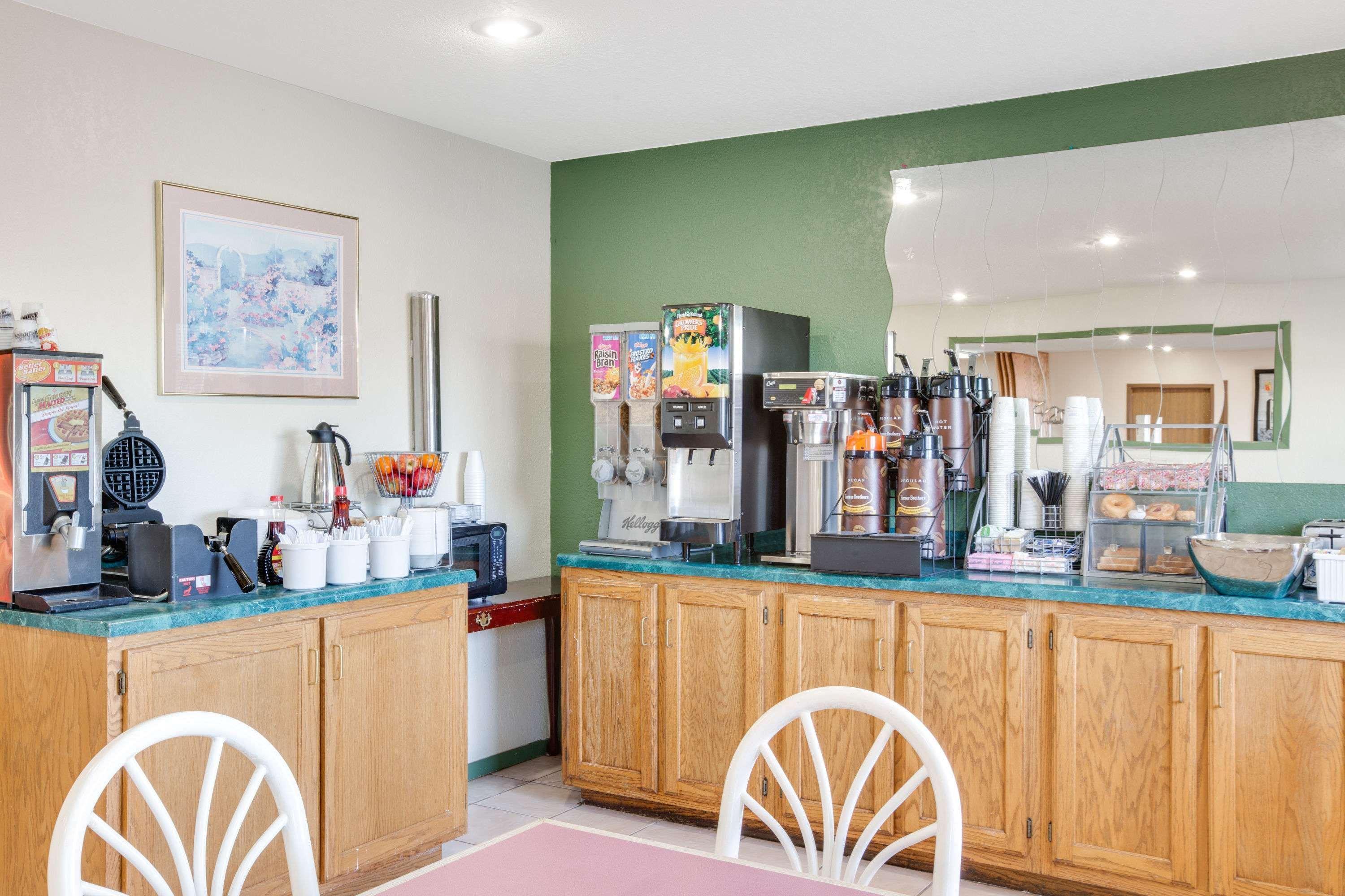 Motel Super 8 By Wyndham Kennett Exteriér fotografie